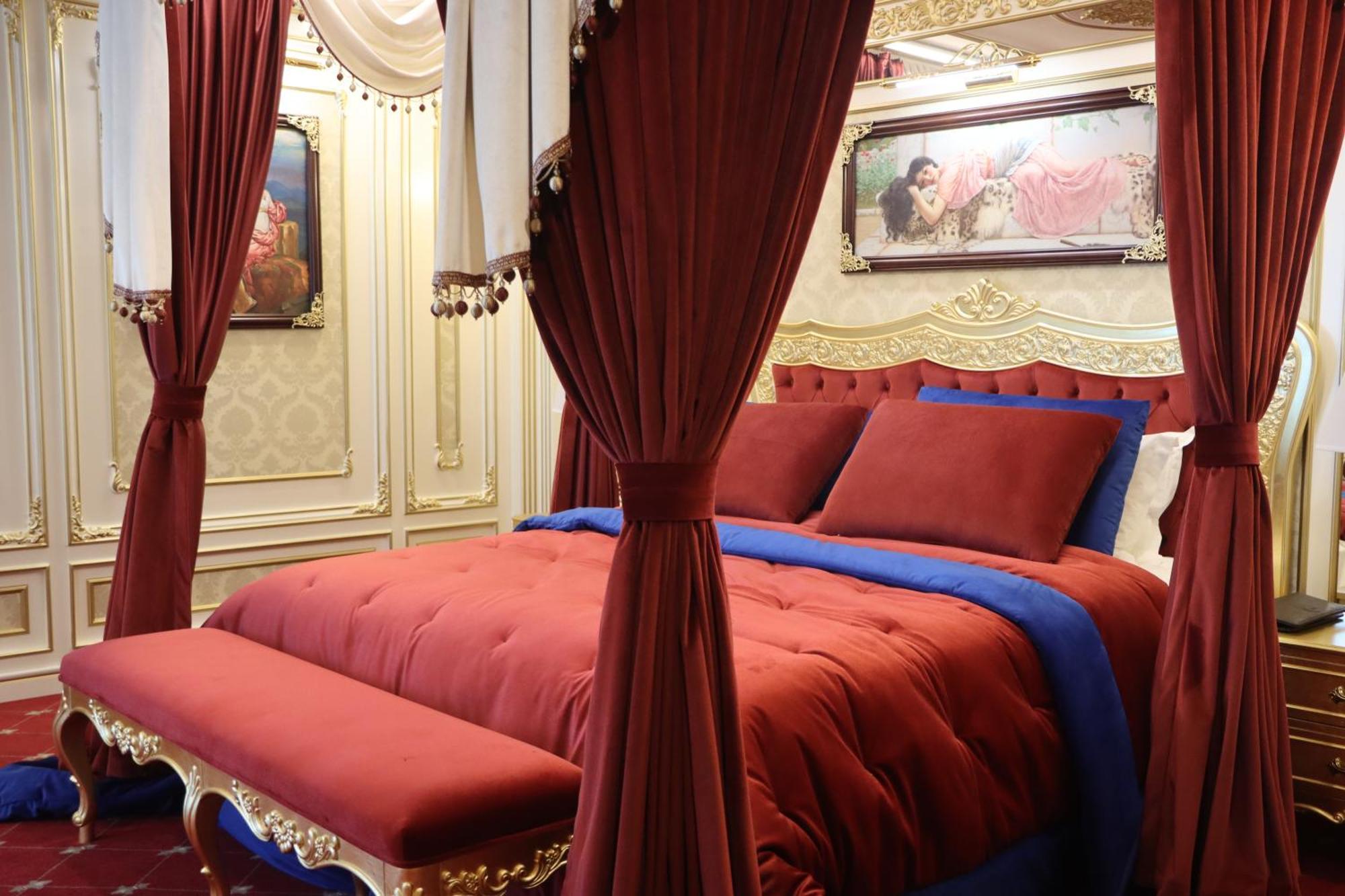 Cristal Erbil Hotel Екстериор снимка A bed with curtains