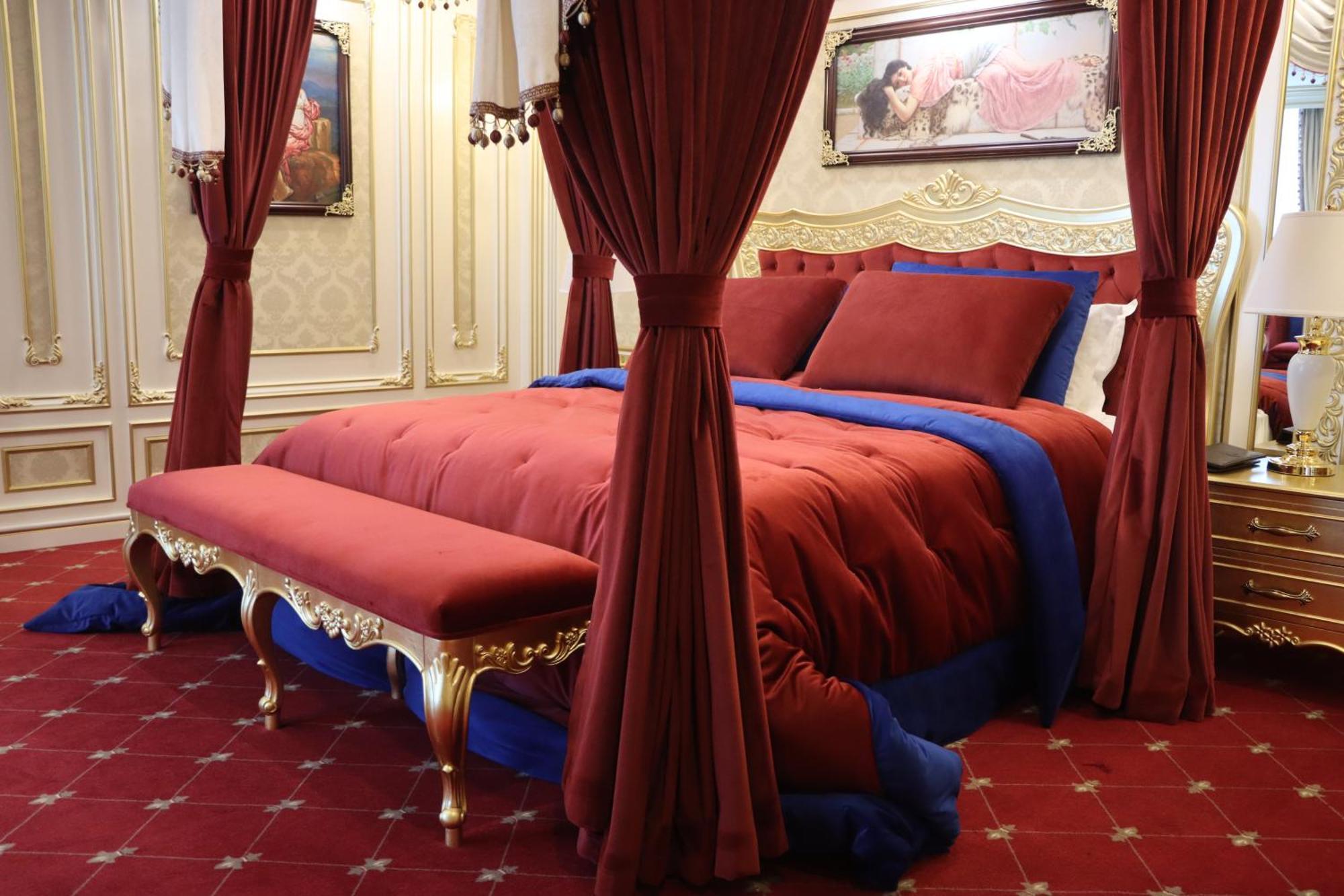 Cristal Erbil Hotel Екстериор снимка A bed with curtains