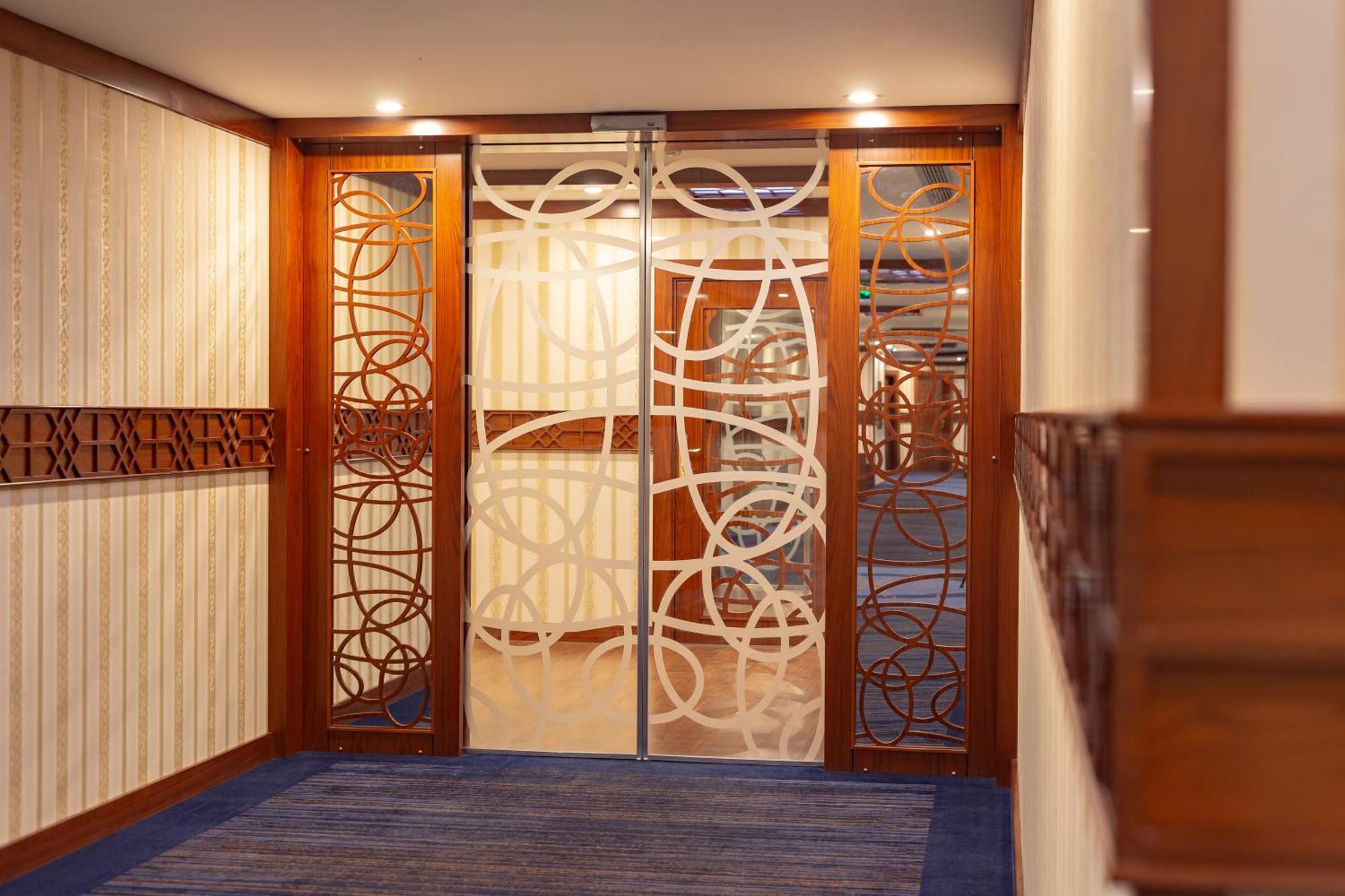 Cristal Erbil Hotel Екстериор снимка A door with etched glass