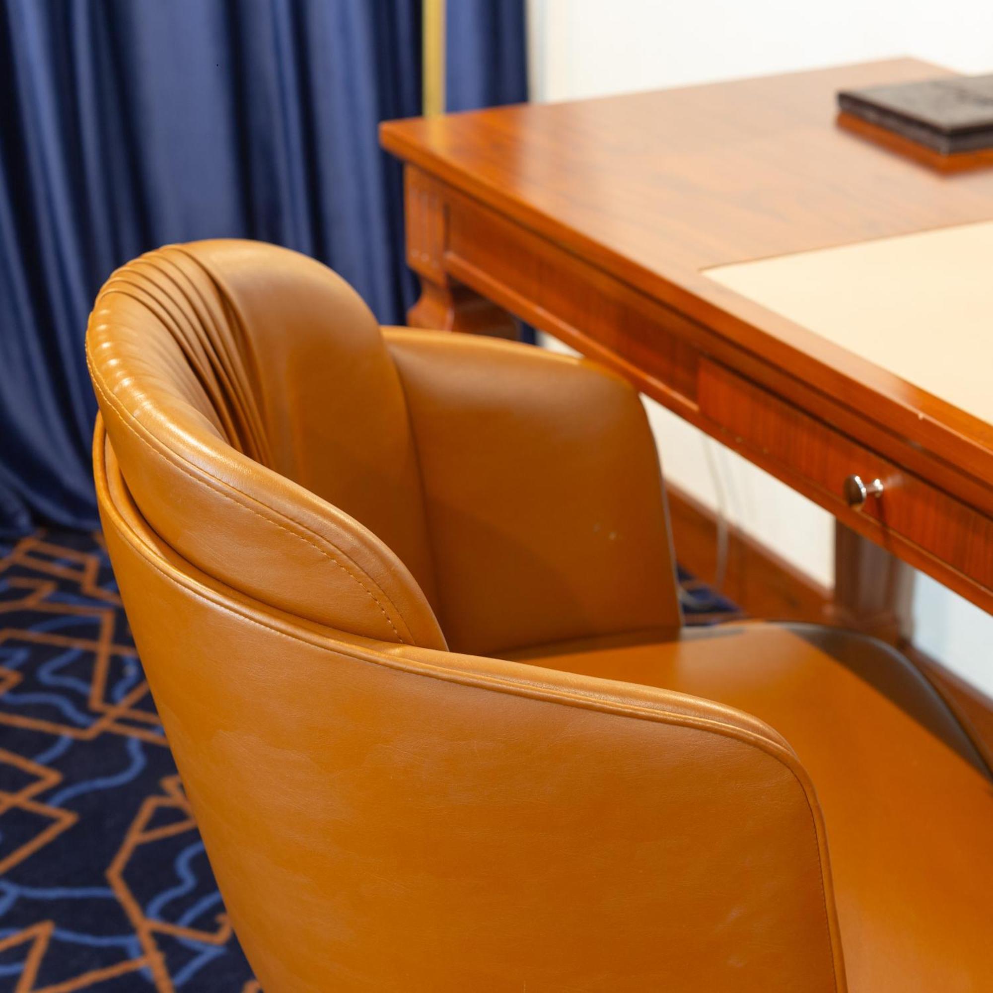 Cristal Erbil Hotel Екстериор снимка A leather chair