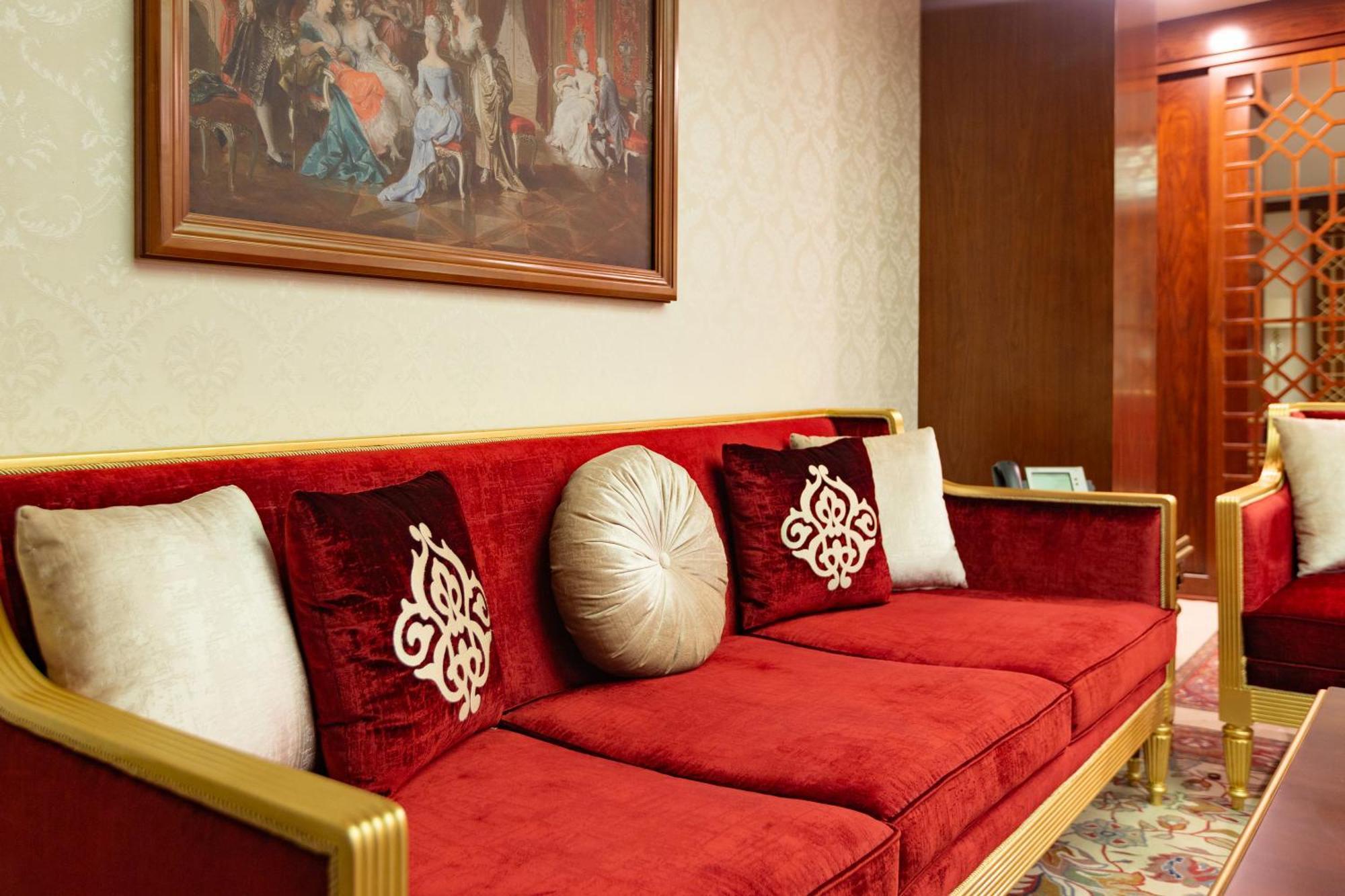 Cristal Erbil Hotel Екстериор снимка A sofa