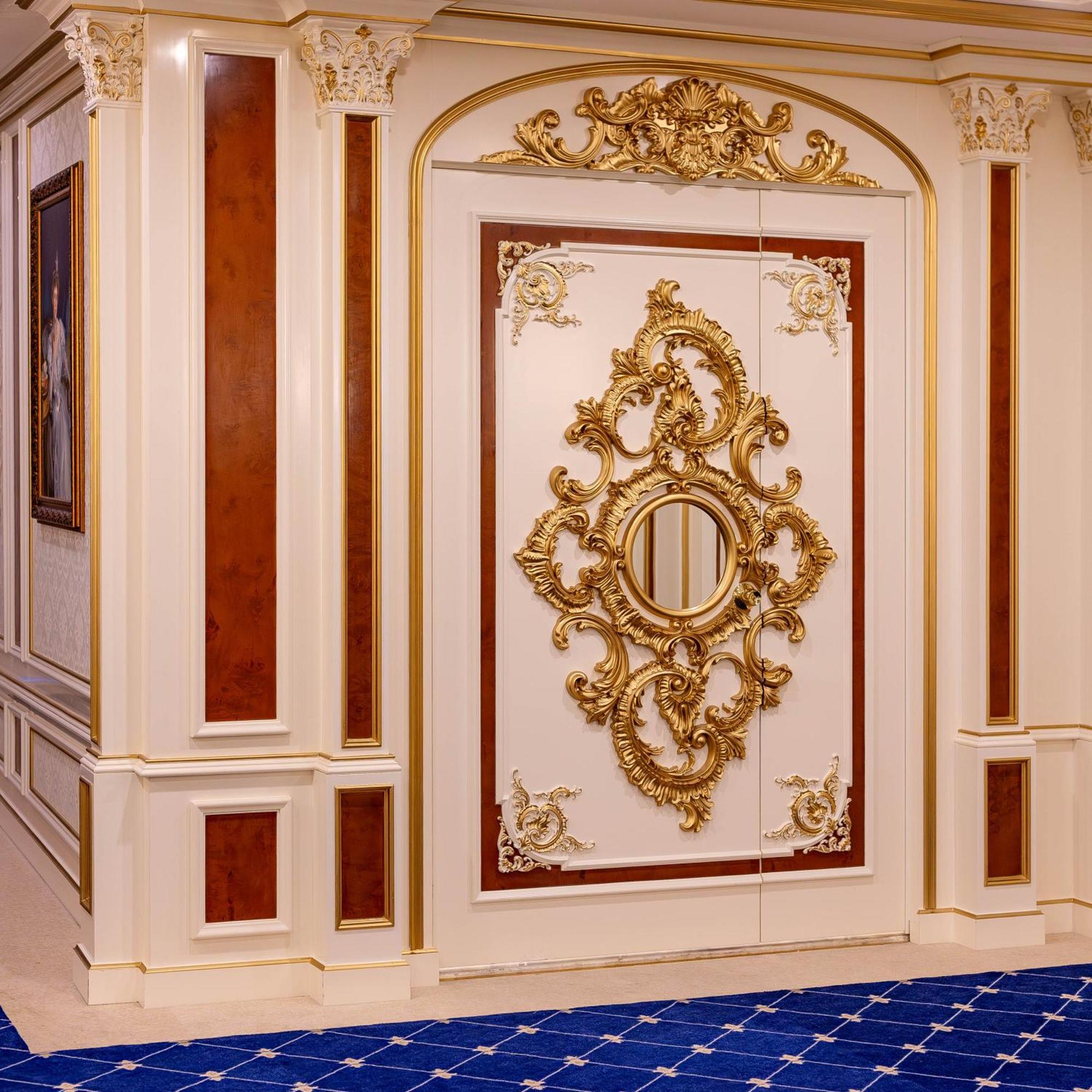 Cristal Erbil Hotel Екстериор снимка A wall decorated with stucco