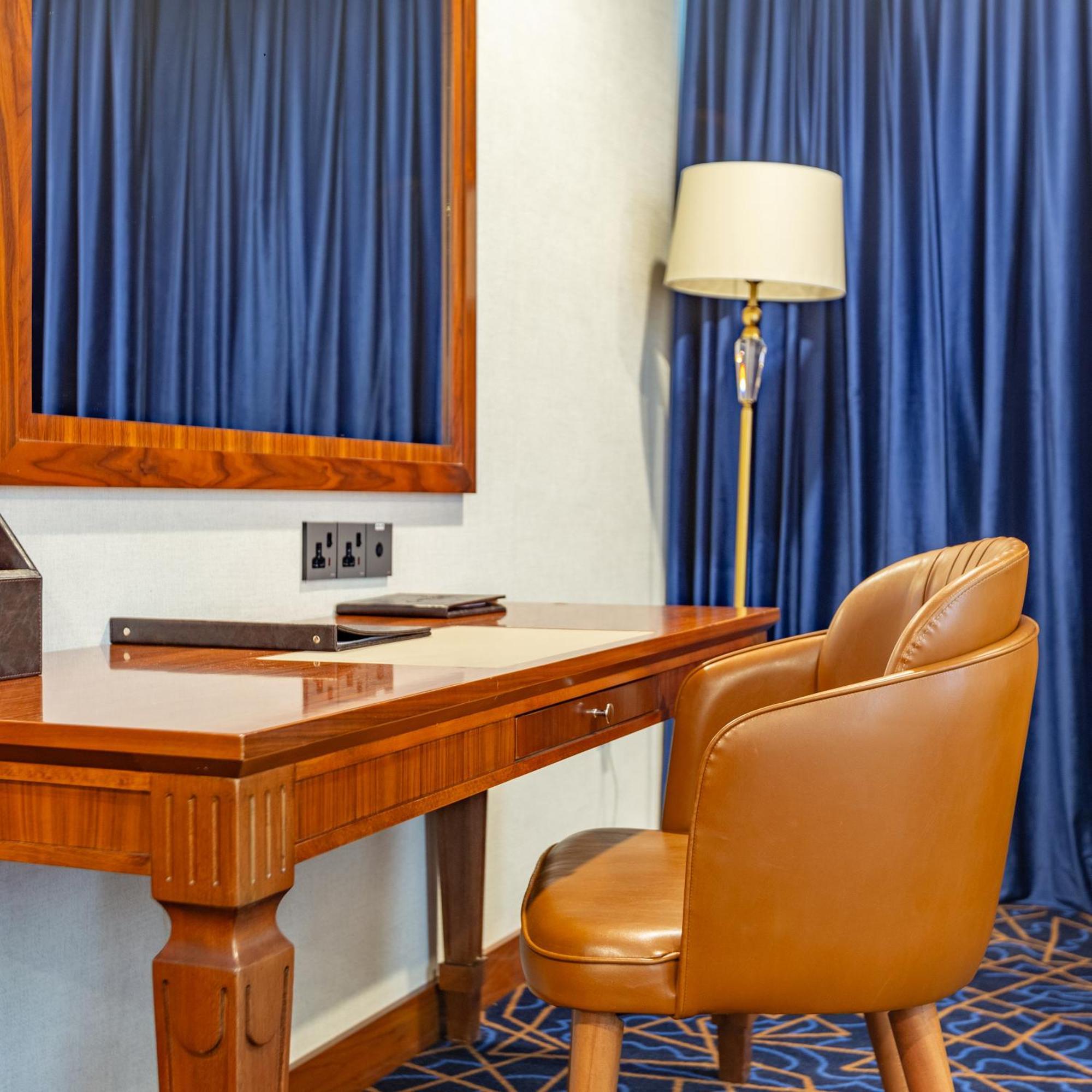 Cristal Erbil Hotel Екстериор снимка A writing desk in a hotel room
