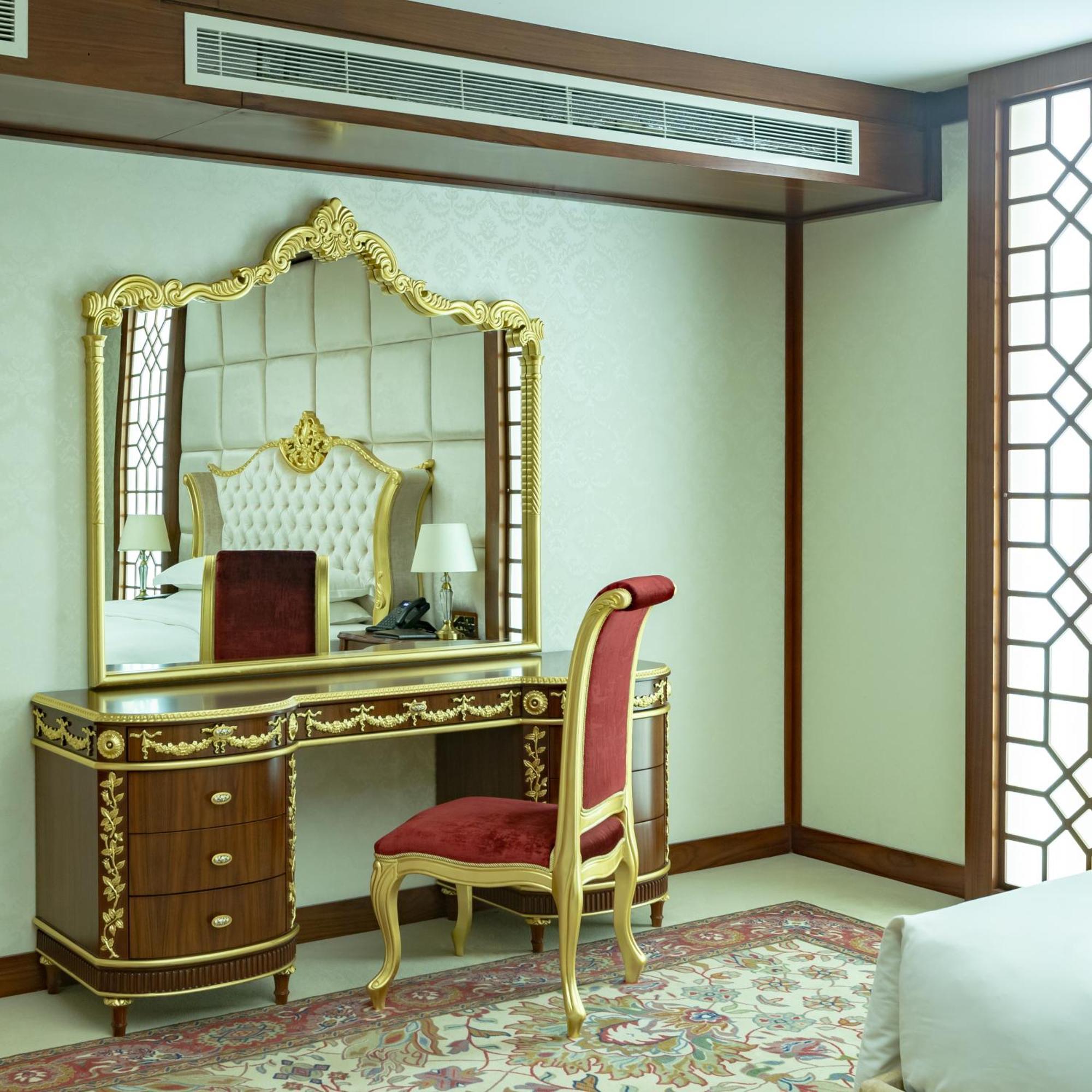 Cristal Erbil Hotel Екстериор снимка A dressing table